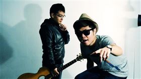 黃子軒與好友KEN組暗黑白領階級/獨一無二娛樂文化提供