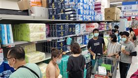 疫情持續升溫　量販超市現採購潮（2）國內疫情升溫，中央流行疫情指揮中心12日宣布再添16 例本土確診個案，多處量販超市下午開始湧現採購人潮，衛生紙等民生用品為採買重點。圖為民眾在賣場衛生紙陳列區選購。中央社記者鄭清元攝  110年5月12日