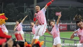 ▲味全龍應援團長勛雞。（圖／記者劉彥池攝影）