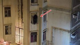 ▲香港男子目睹有黑衣人攀爬在3樓窗外。（圖／翻攝自微信）