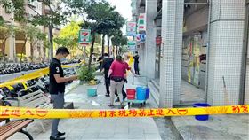 疑未戴口罩遭規勸  桃園男子刺死超商店員桃園市龜山區一間超商21日清晨發生命案，蔣姓男子因未戴口罩進入超商遭蔡姓店員規勸，竟跑出店外拿刀返回砍殺店員，店員送醫後不治，蔣男遭逮捕。（民眾提供）中央社記者吳睿騏桃園傳真  110年11月21日