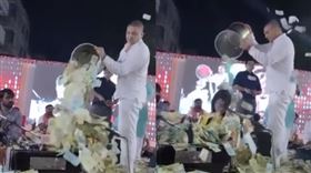 印度一名民謠歌手表演時，粉絲竟然朝她撒鈔票。（圖／翻攝自urvashiradadiya IG）
