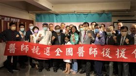 林靜儀醫師後援會成立民進黨籍台中第2選區立委補選參選人林靜儀（前右6）21日成立「醫師後援會」，林靜儀承諾當選後，除整合地方建設，也不會忽略改善醫療環境。中央社記者趙麗妍攝  110年11月21日