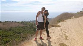 吉田榮作（左）今宣布和小13歲女星內山理名結婚。（圖／翻攝自IG）