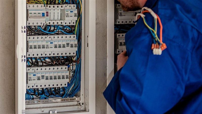 高雄男水電工3年前硬上女鄰居，一審遭判刑，二審認罪賠償100萬4480元達成和解，改判3年6個月有期徒刑，上訴三審，遭駁回。（示意圖／PIXABAY）