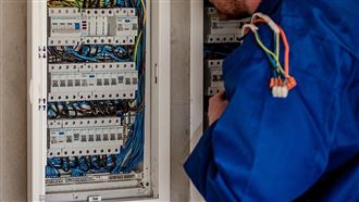 黃仁勳遭打臉？女做水電2年1原因薪水凍漲