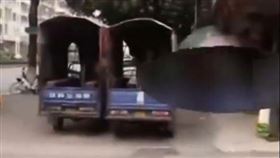 疑劈腿後懷孕！女遭男友追砍10刀　當街挖內臟全場嚇傻