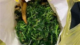 網友分享自己買鹹酥雞時，多花了30元買九層塔，結果回家一看，老闆直接「塞爆」，讓他直呼：「你贏得我的尊重！」（圖／翻攝自爆廢公社公開版）