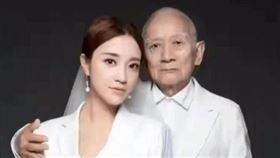 ▲少女出面指控與外公合照被拿去編「老夫少妻」故事。（圖／翻攝自微信）