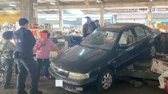 婦誤踩油門暴衝倒車　撞上攤位翹孤輪