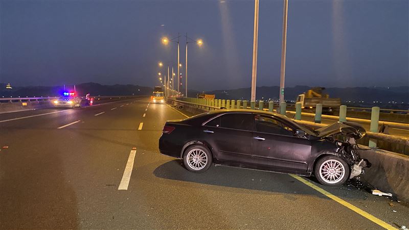 疑恍神釀禍　轎車國道連兩撞車頭全爛