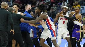 ▲活塞史都華（Isaiah Stewart）找詹姆斯（LeBron James）理論。（圖／美聯社／達志影像）