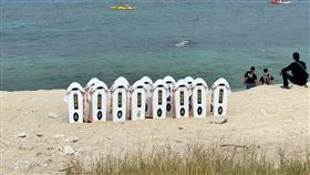 爆廢公社／小琉球浮潛驚見「墓碑插滿地！」（圖／翻攝自爆廢公社）