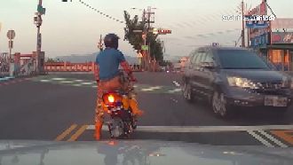 等左轉遇車逆向直直衝　駕駛嚇壞大叫