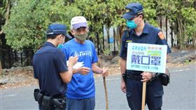 疫情嚴峻  彰化仍有登山客不戴口罩疫情嚴峻，彰化縣仍有登山健行民眾（中）24日未戴口罩遭員警開立勸導單，當事者趕緊戴上。（彰化縣警察局提供）中央社記者蕭博陽彰化縣傳真  110年5月24日