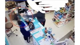 韓國女店員 打巴掌 倒地