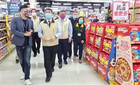 台南市長黃偉哲17日視察量販店，表示將輔導賣場成立平價專區（圖／黃偉哲臉書）