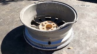 貨車疑載木條掉路面！慘害3車爆胎