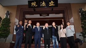 體育界拜會立法院 中職會長、立法院副院長蔡其昌（左3）、中華奧會主席林鴻道（中）22日率領P.LEAGUE+聯盟執行長陳建州（左2）、T1聯盟會長錢薇娟（右3）、舉重國手郭婞淳（右2）、富邦悍將顧問陳金鋒（左）、射箭國手湯智鈞（右）到立法院拜會各黨團，希望立法院能盡速通過運動產業發展條例增訂第26條之2條文草案。中央社記者王飛華攝  110年11月22日