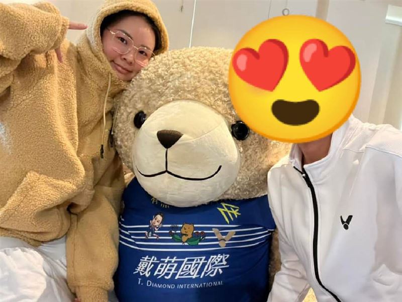 戴資穎留「妹妹頭」緊貼熊熊拍照超萌
