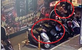 鑽車縫撞倒路邊停車格內機車