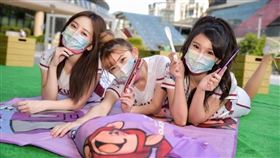 ▲有了野餐墊想要跟好友走到躺到哪都不是問題（圖／桃捷提供）