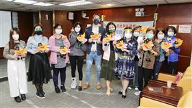 ▲移民署北區事務大隊臺北市服務站舉辦11月份新住民家庭教育及法令宣導活動，賈斯汀也分享感恩節的精神並與大家一起做感恩節火雞吊飾。（圖／移民署提供）