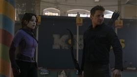 「鷹眼」傑瑞米雷納（Jeremy Renner）以及首次以「女鷹眼」身分亮相的海莉史坦菲德（Hailee Steinfeld）。（圖／Disney+ 提供）