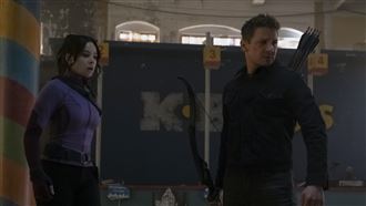 鷹眼8歲女兒見英雄制服：爸爸的睡衣