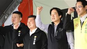 賴清德：4公投結果牽涉國家安全副總統賴清德（右2）22日晚間到新北市參加「四個不同意，台灣更有力」公投宣講活動，他表示，4項公投結果牽涉環境安全、能源安全、民主安全及經濟安全，進而牽涉台灣的國家安全，呼籲大家投不同意票，共同守護台灣。中央社記者王鴻國攝  110年11月22日