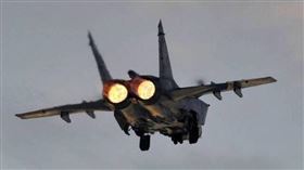 ▲俄羅斯蘇-35戰鬥機升空伴飛美國空軍B-52H轟炸機。（圖／翻攝自俄羅斯國防部影片）