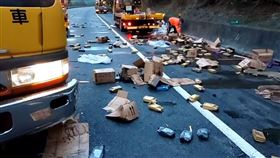 國1南下苗栗造橋，3車追撞，聯結車橫躺國道 ，封閉，機油罐 (圖/翻攝畫面)