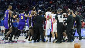 ▲湖人、活塞濺血，詹姆斯（LeBron James）、史都華（Isaiah Stewart）都遭到禁賽。（圖／美聯社／達志影像）