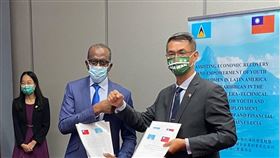 台露簽署意向書  推動經濟復甦與婦女賦權中華民國駐聖露西亞大使陳家彥（右）與聖露西亞總理皮耶（左2）美東時間22日簽署合作意向書，將共同推動COVID-19（2019冠狀病毒疾病）疫後時期拉丁美洲與加勒比海經濟復甦，以及青年經濟與婦女賦權。（駐聖露西亞大使館提供）中央社記者江今葉華盛頓傳真  110年11月23日