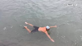 最低溫12.3度！泳客不畏寒冷下水