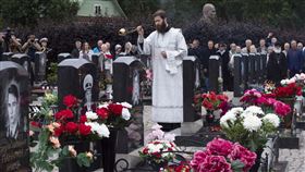 俄國核子潛艦庫斯克號於2000年8月發生意外，圖為罹難者逝世周年祈禱儀式。（圖／美聯社／達志影像）
