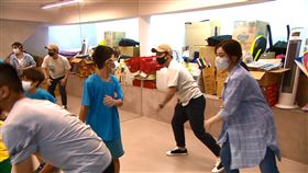 兩位主持人笑果十足的舞步，讓小朋友看傻了