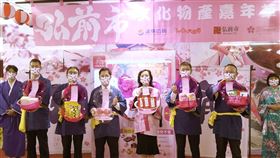 ▲日本台灣交流協會經濟部 相馬巳貴子主任(右三)及遠東百貨 林彰豐營運長(左三)、超市餐飲部 陳佑任協理(左二)、台中大遠百藍卓成店長(右二)及台中大遠百分店長一起為台中大遠百弘前展揭開序幕（圖／業者提供）