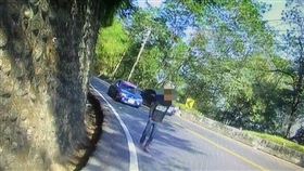 南投信義，台21線休旅車拋錨，開到沒油，不會開油箱，偷車賊(圖/翻攝畫面)