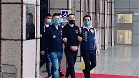 竹聯幫仁堂育仁會副會長史姓男子涉嫌組詐騙集團，用正妹照上網交友誘使男性被害人投資，刑事局搜到「家法棍」及文昌筆。記者李依璇／攝影