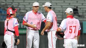 ▲味全龍投手王玉譜控球不穩，投手教練郭勝安喊暫停。（圖／記者劉彥池攝影）