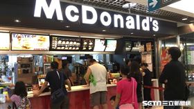 今（1）日賣場內的麥當勞正常營業。（圖／記者凌毓鈞攝）