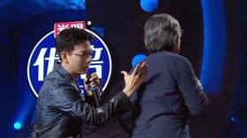 ▲林子祥自改女裝穿上台演唱。（圖／翻攝自微信）