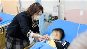 宜蘭5國中小疑食物中毒  林姿妙赴醫院探視宜蘭縣5所國中小學生23日吃完營養午餐後，陸續出現疑似食物中毒症狀，有44名學生就醫治療，宜蘭縣長林姿妙（左）晚間前往醫院探視學生狀況。（宜蘭縣政府提供）中央社記者王朝鈺傳真  110年11月23日