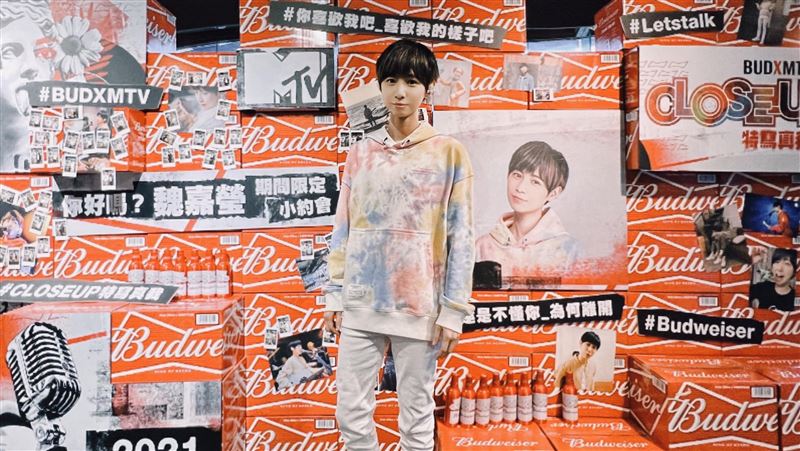 女星街頭駐唱好心酸　投錢自動拿東西