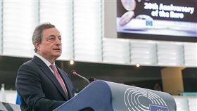 義大利總理德拉吉（Mario Draghi）
圖／維基百科
https://en.wikipedia.org/wiki/Mario_Draghi#/media/File:Twenty_years_of_the_euro_three_in_four_Europeans_are_in_favour_of_the_single_currency_(39786518243).jpg