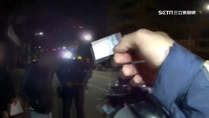 轎車停路旁未開燈　警嗅到毒味逮毒蟲