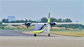 安捷飛航學校  首架新機下午抵台安捷飛航訓練中心自義大利引進2架P2012型飛機，是台灣首見，首架16日下午抵達桃園國際機場，另一架預計明年3月抵達。中央社記者吳睿騏桃園機場攝  110年11月16日