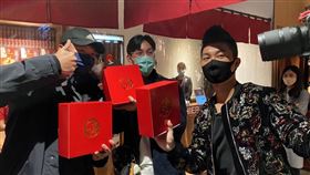 一蘭拉麵，台中朝富店，第一名頭香弘光科大營養系大三黃同學、楊同學、網紅法帥 (圖／記者潘靚緯拍攝)