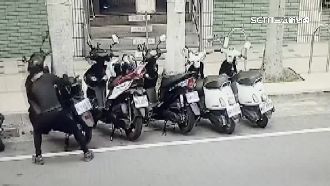 稱機車在笑我　醉男推19台機車洩憤